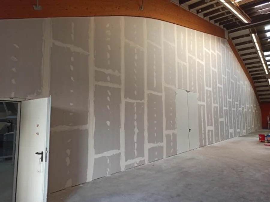 Hallenwand, Zustand nachher